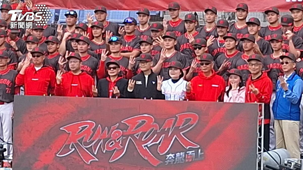 龍隊球員的吉力吉撈.鞏冠、張政禹、蔣少宏及林凱威,也都特地回到母隊出席開訓儀式。(圖/TVBS)