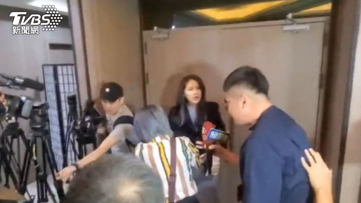 民進黨前立委賴品妤與中天記者。(圖/TVBS)