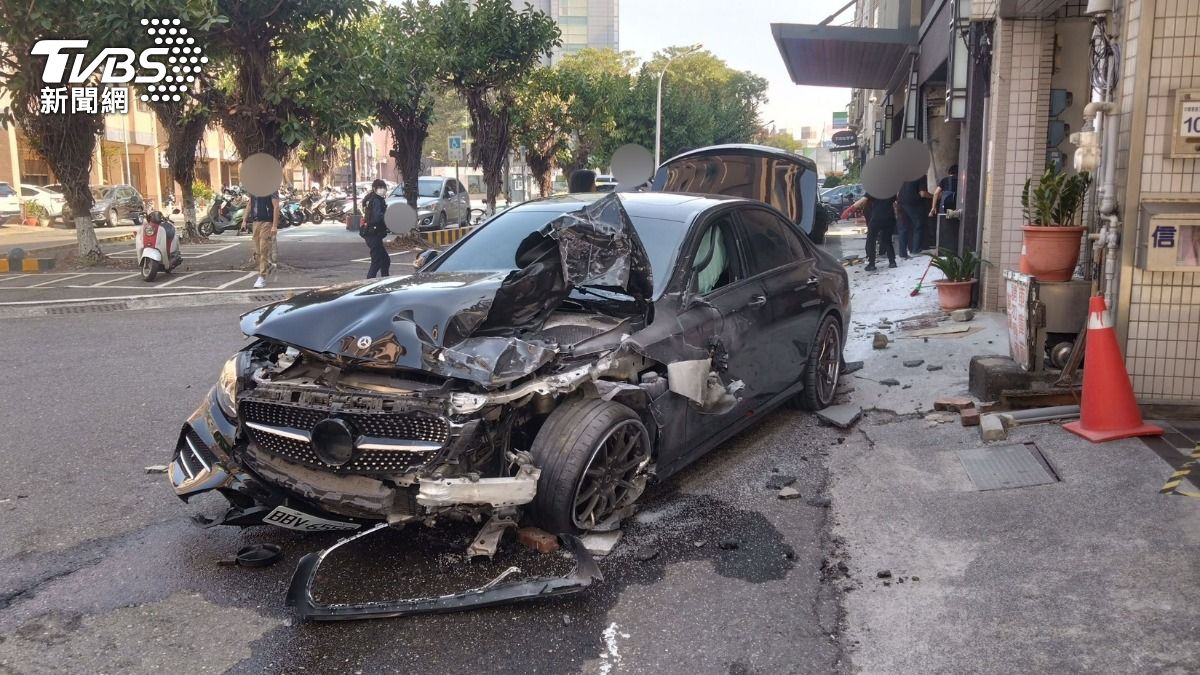 有片/台南小客車「暴衝撞柱」釀2傷 車頭全毀驚險畫面曝