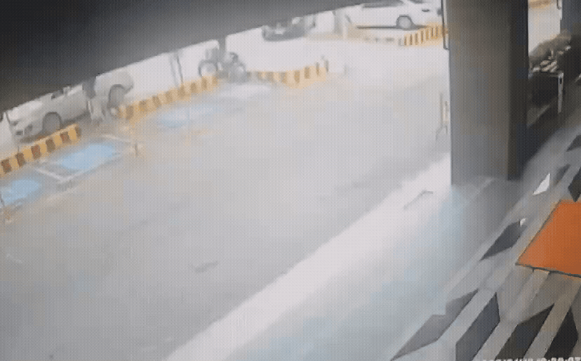 台南小客車暴衝撞柱，車頭幾乎全毀。（圖／TVBS）