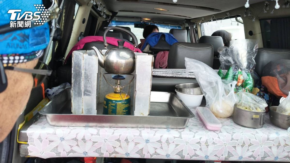 南橫大關山隧道口平台嚴禁明火炊煮熟食，違者最重可罰3000元罰鍰。（圖／TVBS）