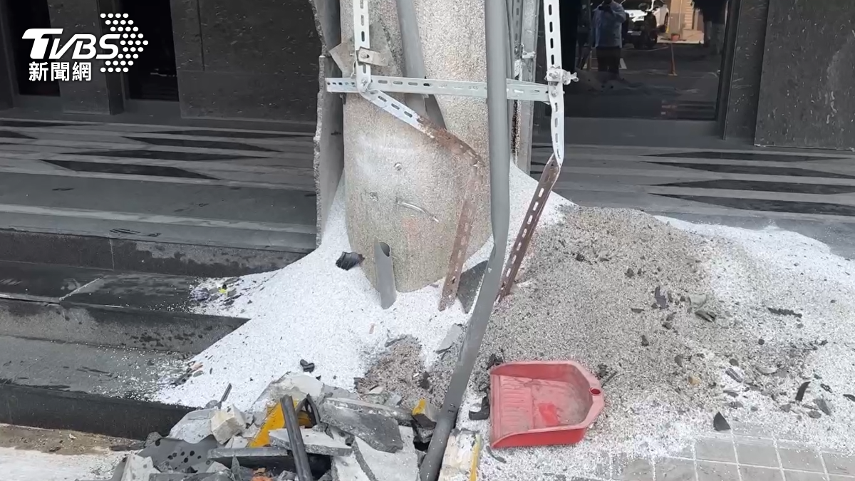 黑色轎車不明原因暴衝，直接把飯店門口的大理石柱子撞破，連內部鐵架也撞到變形。（圖／TVBS）