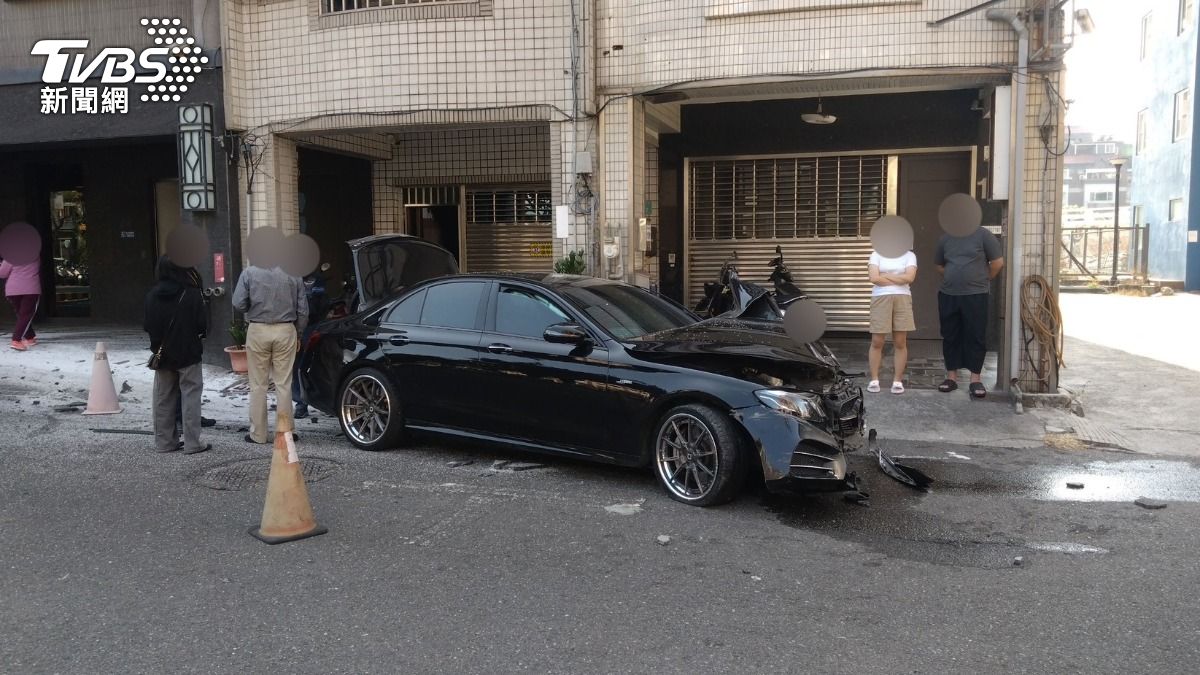 56歲的蔡姓男子，車輛不明原因暴衝，不僅撞毀飯店柱子，車頭也幾乎全毀。（圖／TVBS）