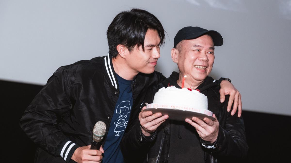 陳玉勳導演端蛋糕驚喜幫柯煒林慶生。(圖/華文創提供)