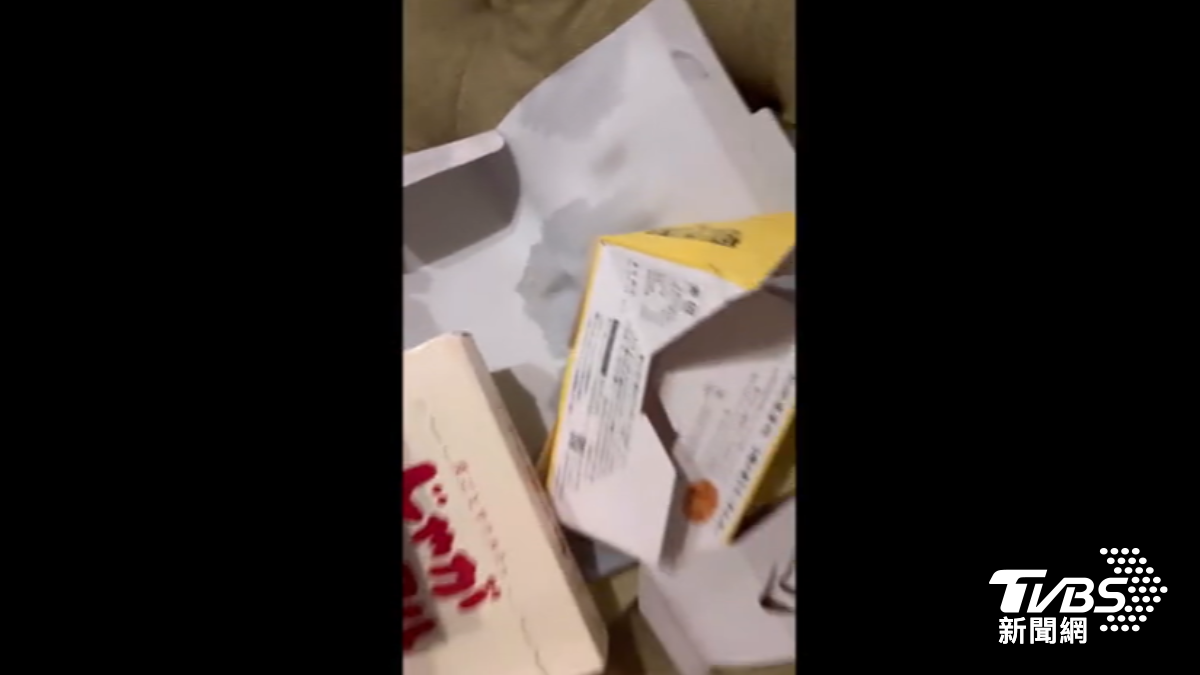 有民眾分享出國玩回來，結果行李箱內的紙盒、衣服全濕。（圖／民眾提供）