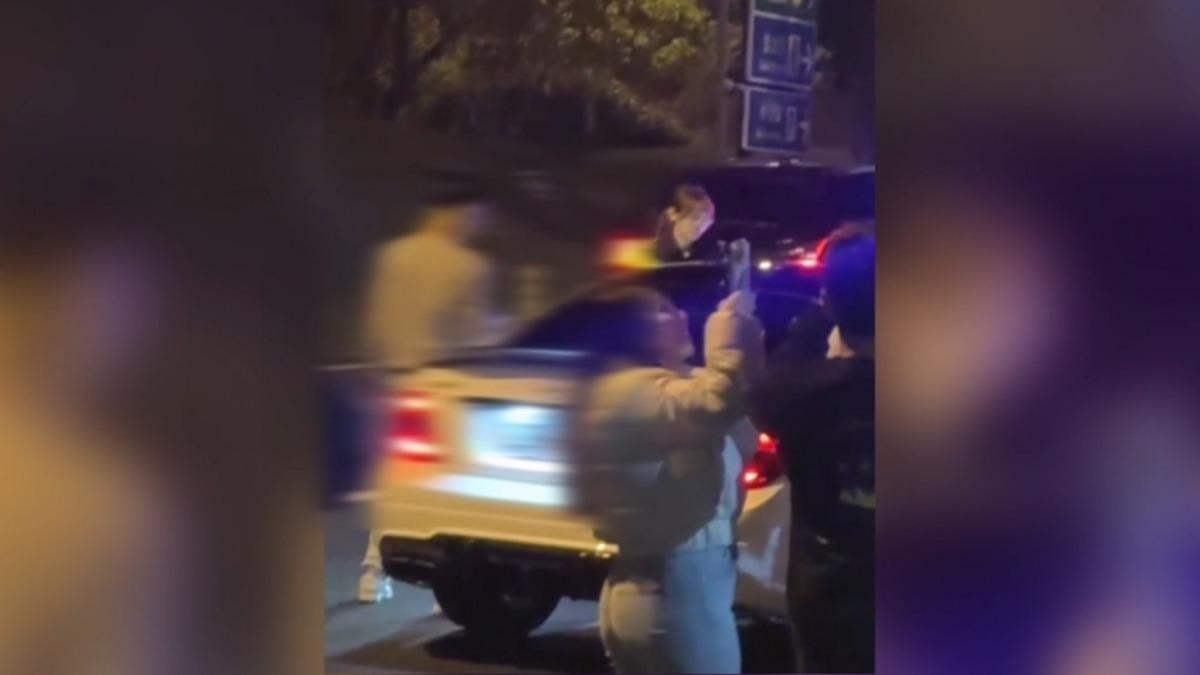 南投服務區炸街　白賓士遭警逆向攔截。(圖／Threads)