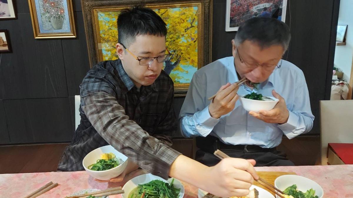 柯文哲與博士兒罕同桌 陳佩琪笑稱:厚論文老爸也認輸