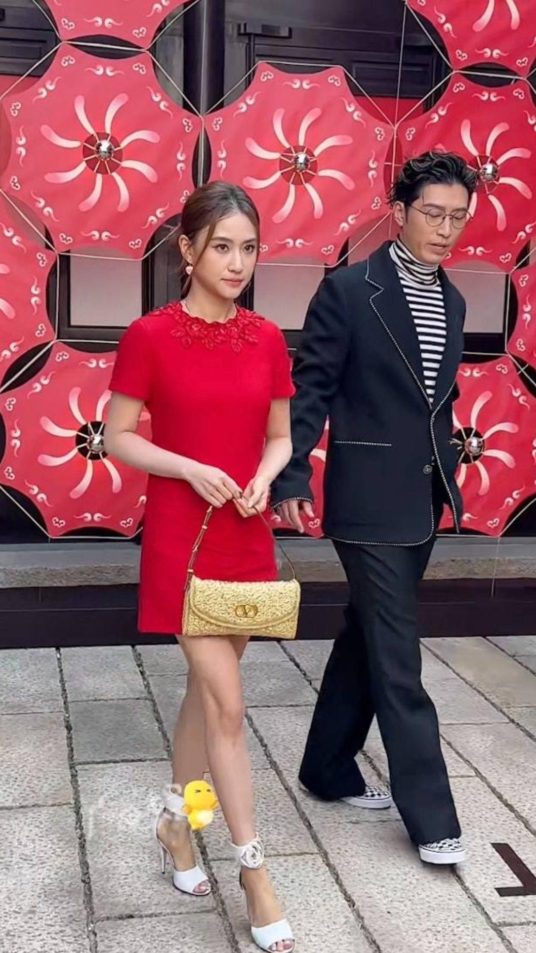 何超蓮、竇驍罕見一起參加活動，不過兩人並未牽手，表情顯得凝重。（圖／翻攝自小紅書）