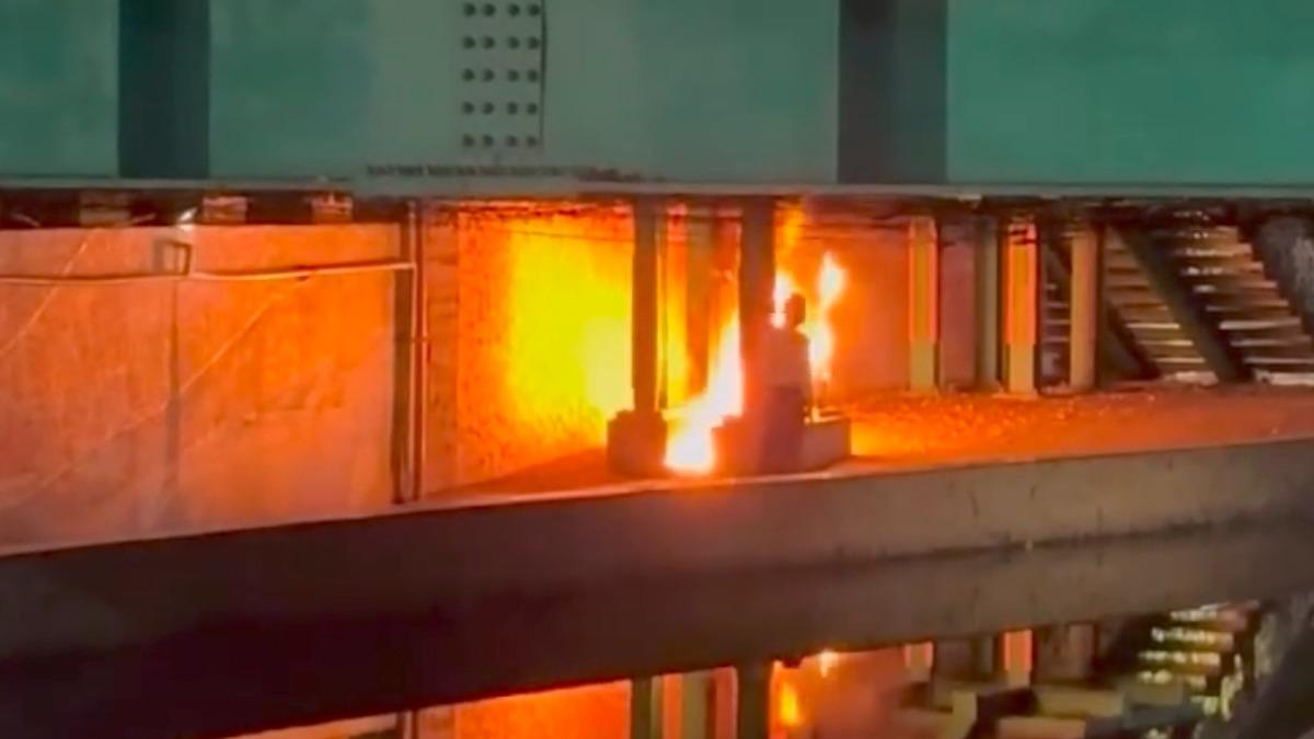 謝姓老翁將汽油潑灑於橋墩處後點火，火光驚動路過民眾。（圖／jason07.25提供）