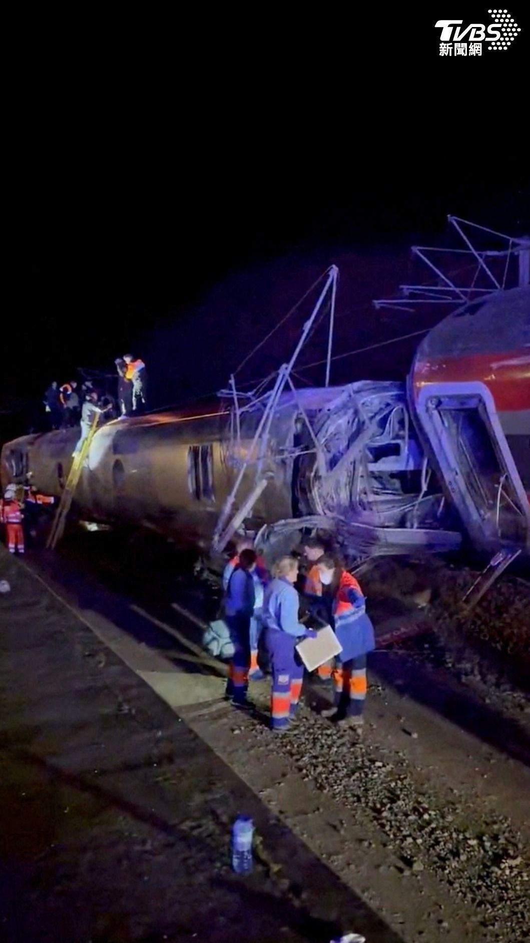 路透社報導，鐵路網營運商證實，南部今天發生兩列高速鐵路列車出軌事故，國營西班牙廣播電視公司（RTVE）引述警方消息指出，已知有100人受傷，其中25人重傷。（圖／達志影像路透社）