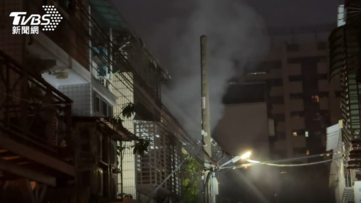 士林民宅傳出火警，警消緊急射水灌救，現場竄出大量濃煙。（圖／陳冠宇攝）
