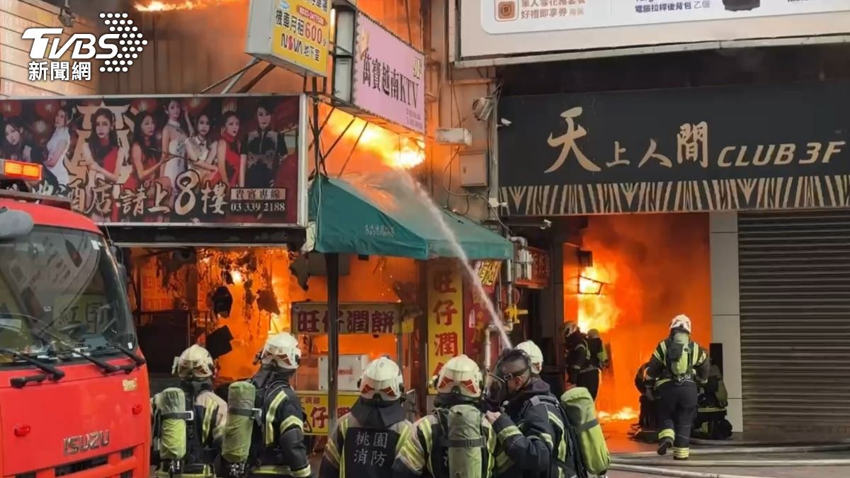 桃園NOVA大樓旁火災！烈焰狂竄冒煙　攤販遭燻黑、住戶急逃　