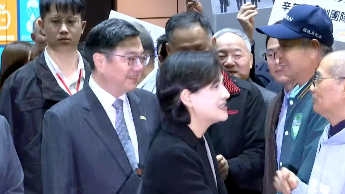 行政院副院長鄭麗君(右)今日返台,行政院長卓榮泰(左)親自接機。(圖/TVBS)