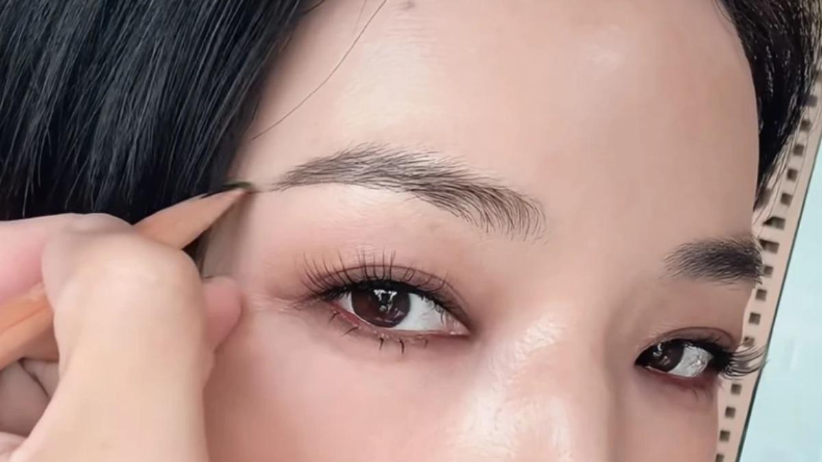 舒淇的第一步是用眉筆先勾勒自然的眉型。(圖/翻攝自舒淇小紅書)