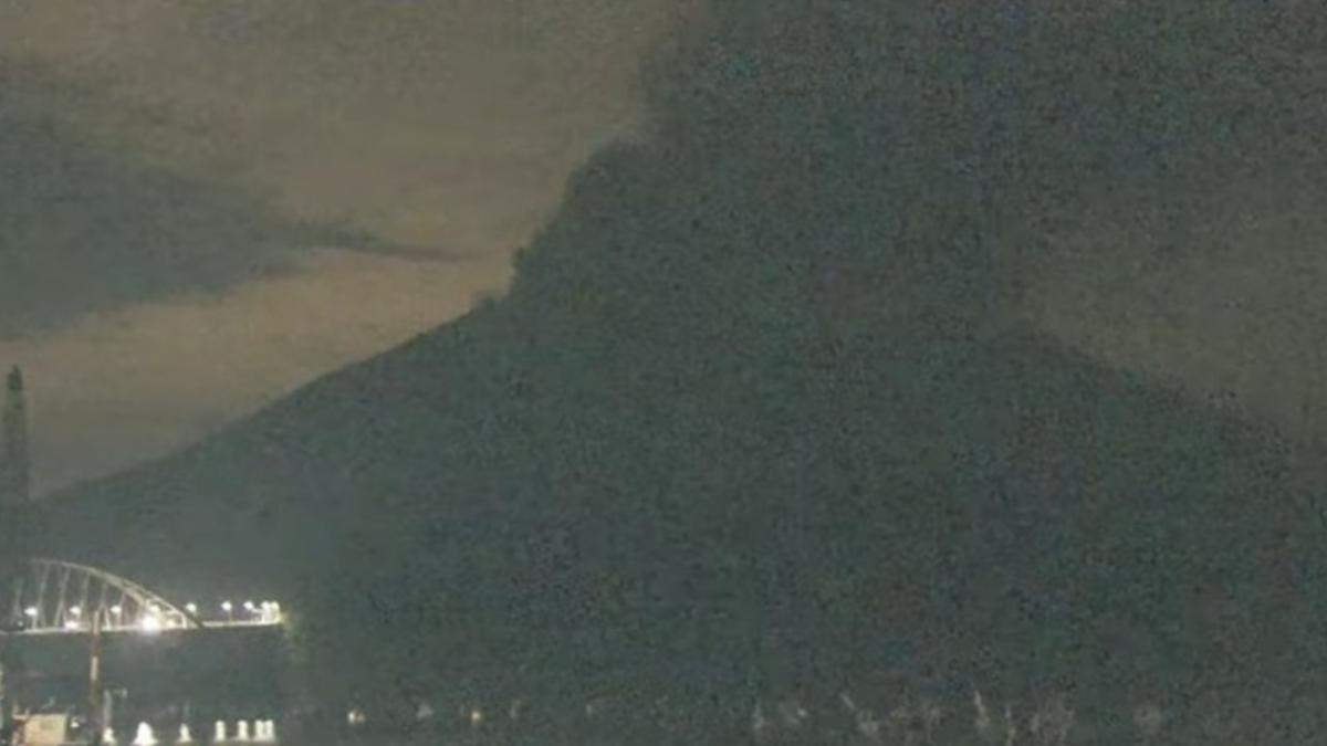 日本鹿兒島縣櫻島火山於19日凌晨5點05分再度噴發(圖/翻攝自南日本放送)