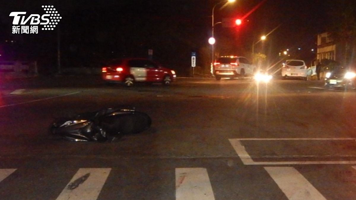 對向曾男為了閃避,結果連人帶車打滑重摔。(圖/TVBS)