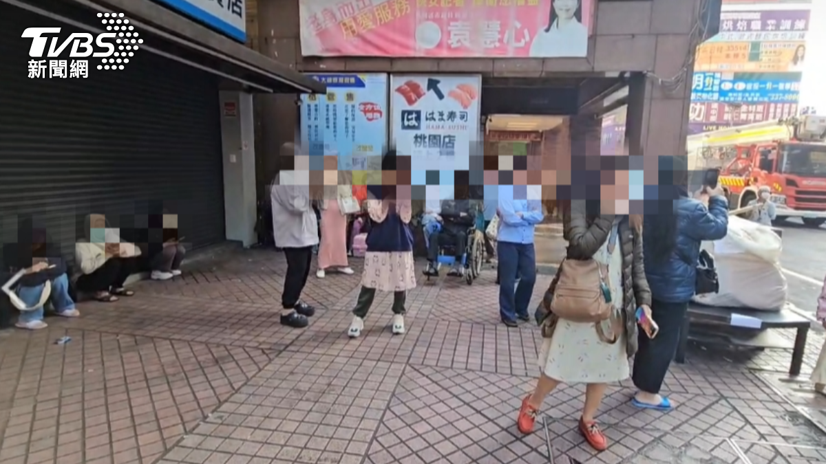 隔壁棟住戶急忙逃生，所幸無人員傷亡。（圖／TVBS）