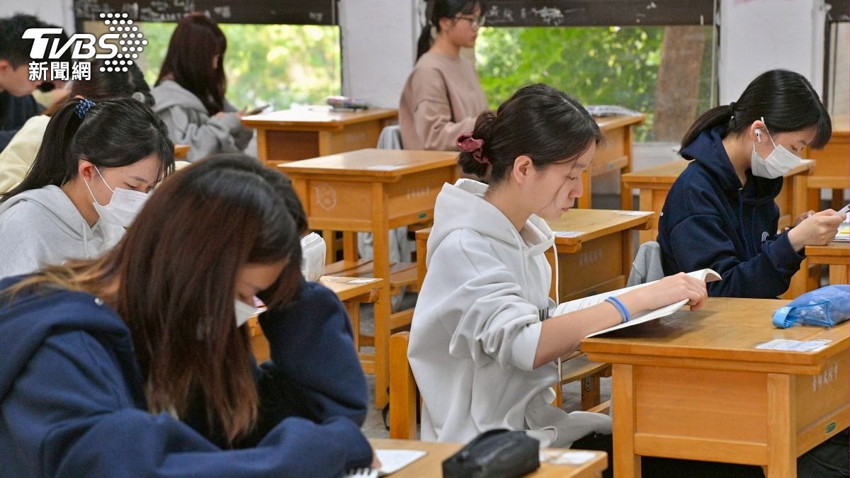 學測作文題「隔在我們之間的種種」太有共鳴　考生邊寫邊哭