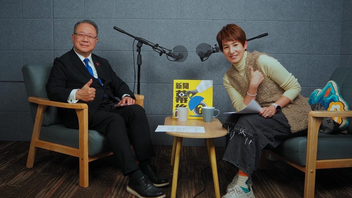 淡江大學國際事務與戰略研究所黃介正(左) 和主持人夏嘉璐(右) ，於節目中分析：川普 2.0 的戰略核心是「高築牆、廣積糧」，更透過關稅與資源掠奪來鞏固美國本土利益。（圖／《新聞幕後》提供）