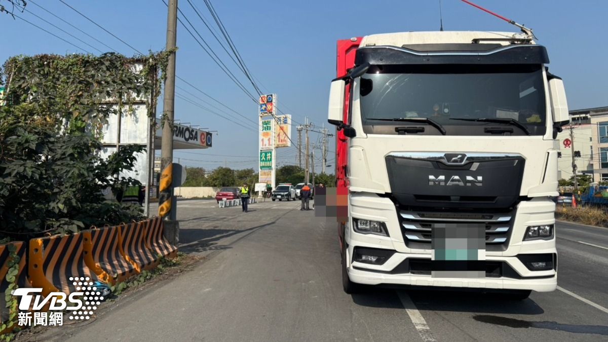 機車倒地後,遭大貨車碰撞。(圖/TVBS)