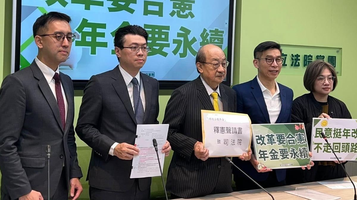 控藍白「停砍公教年金」違憲 柯建銘親率團遞釋憲聲請書