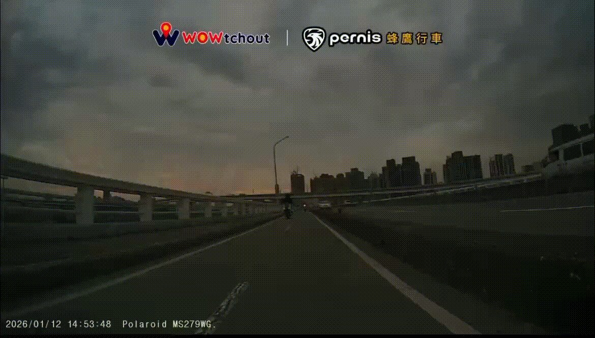 撞擊瞬間曝光。（圖／翻攝自WoWtchout - 地圖型行車影像分享平台）