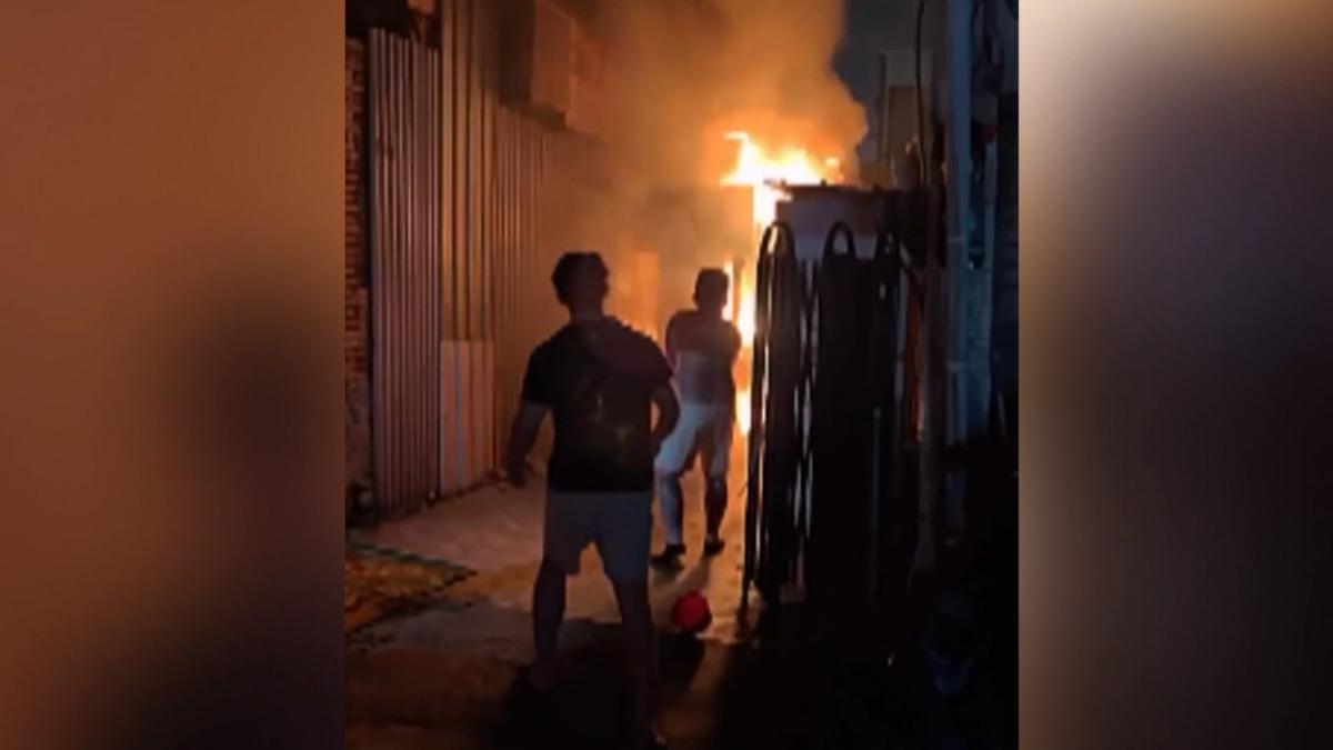 高雄六合夜市19日凌晨3點多發生火警,一家燒烤攤在收攤後突然起火燃燒。(圖/民眾提供)