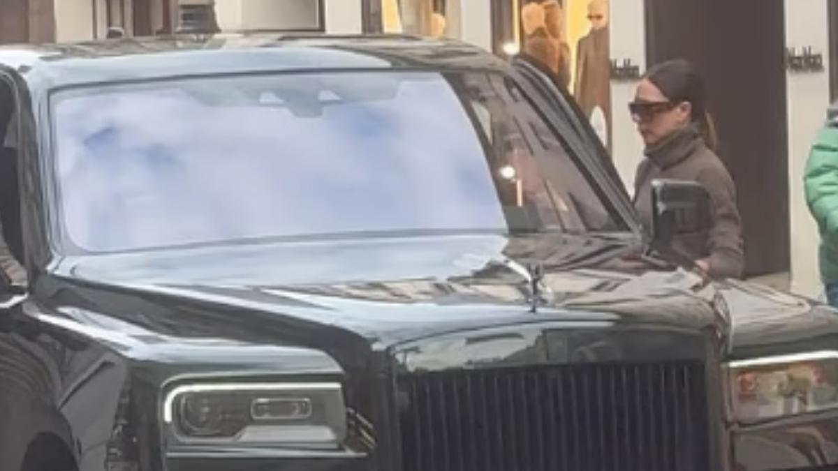 貝克漢與51歲的設計師妻子一同在倫敦享受奢華購物。(圖/翻攝自每日郵報)