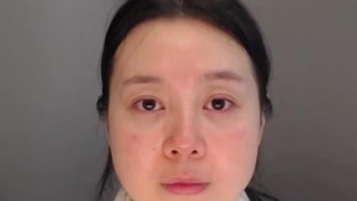 李女誣告警察性侵後,還傳訊承認造假,並請求對方協助。(圖/翻攝 Daily Mail)