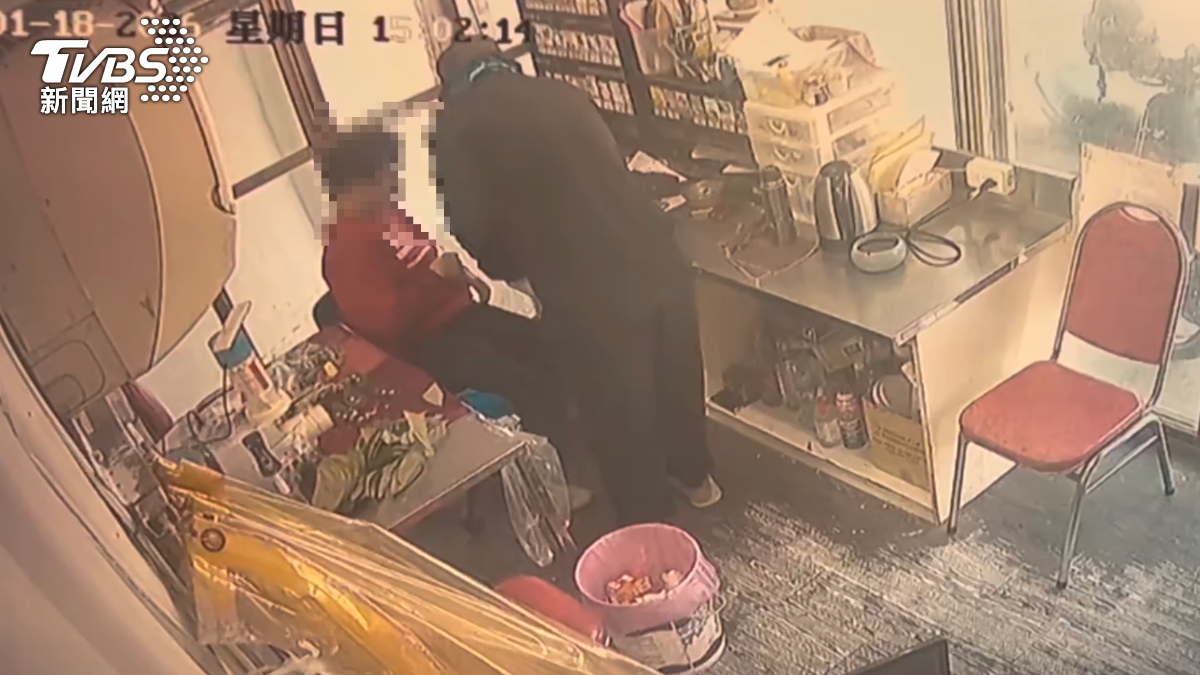 吳姓板模工搶走一萬元後就全部拿去買遊戲點數。(圖/TVBS)