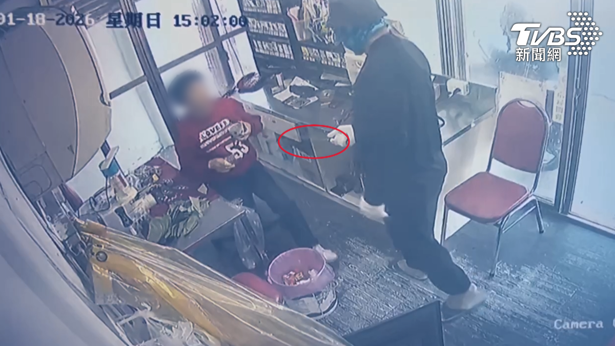 台南新化區17日下午一名47歲吳姓男子持長刀闖入檳榔攤,恐嚇店內婦人交出財物,得手約1萬5千元後逃逸。(圖/TVBS)