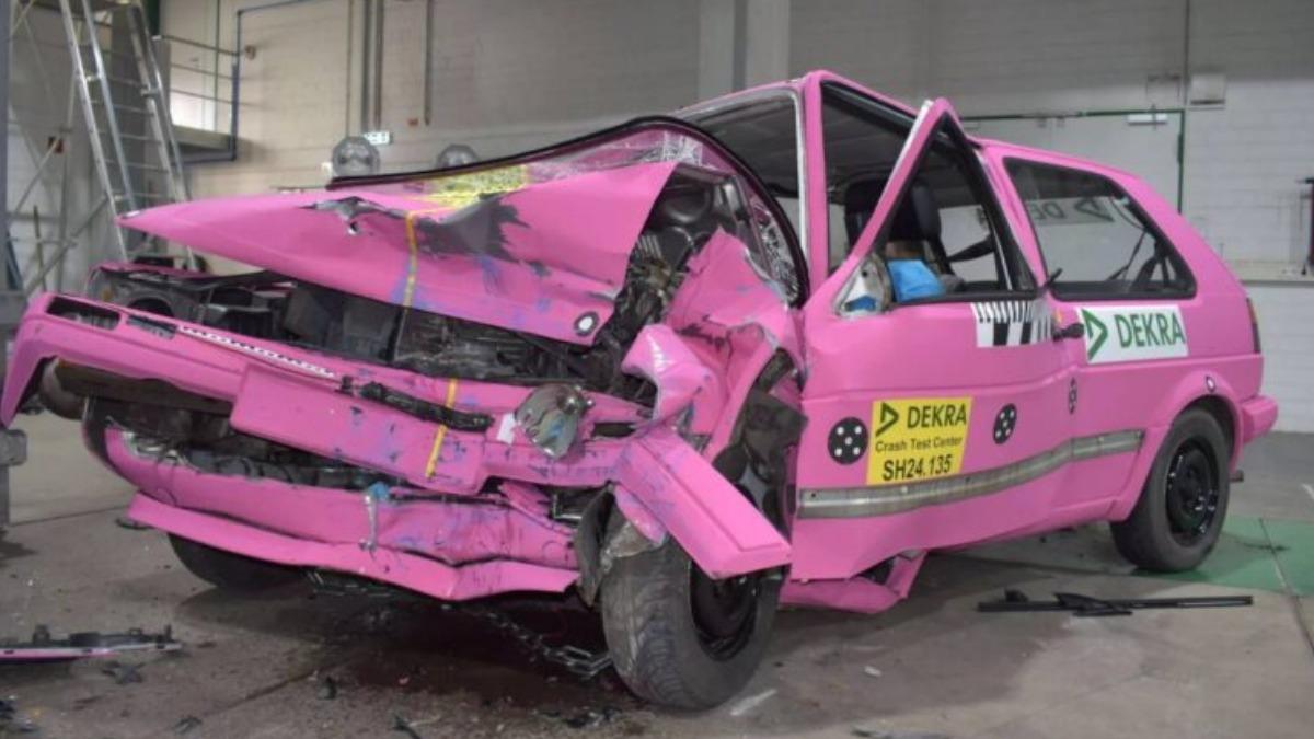 Golf MK2的車艙完全潰縮，方向盤甚至被迫擠入車室，乘員存活率幾乎為零。（圖／Dekra提供）