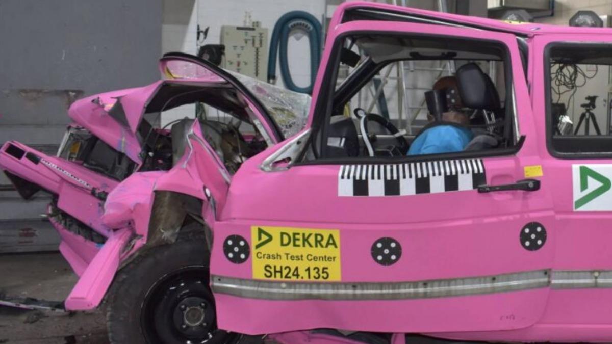 Golf MK2的車艙完全潰縮，方向盤甚至被迫擠入車室，乘員存活率幾乎為零。（圖／Dekra提供）