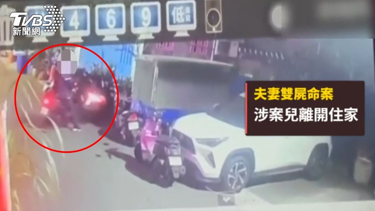 涉嫌殺害父母的36歲男子，騎機車離開住家。（圖／TVBS）
