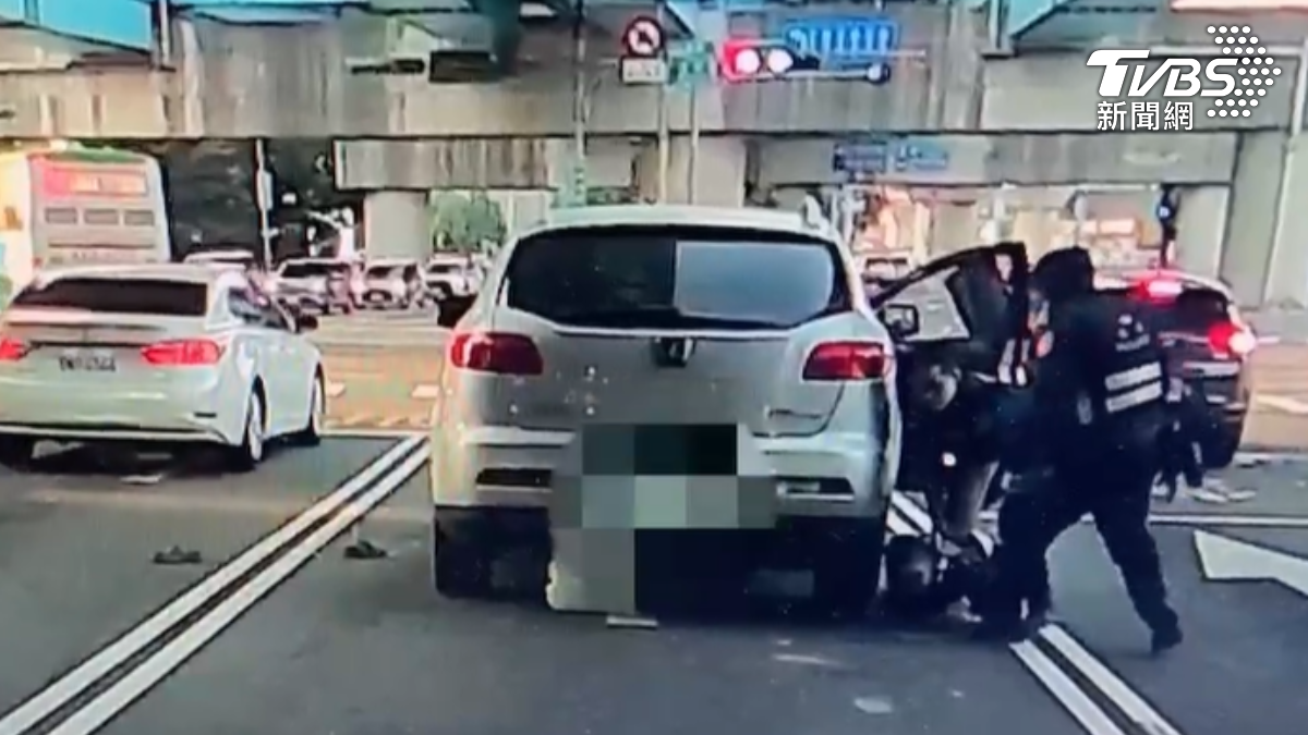桃園龜山有移工棄車逃逸,逼警也穿梭車陣。(圖/TVBS)
