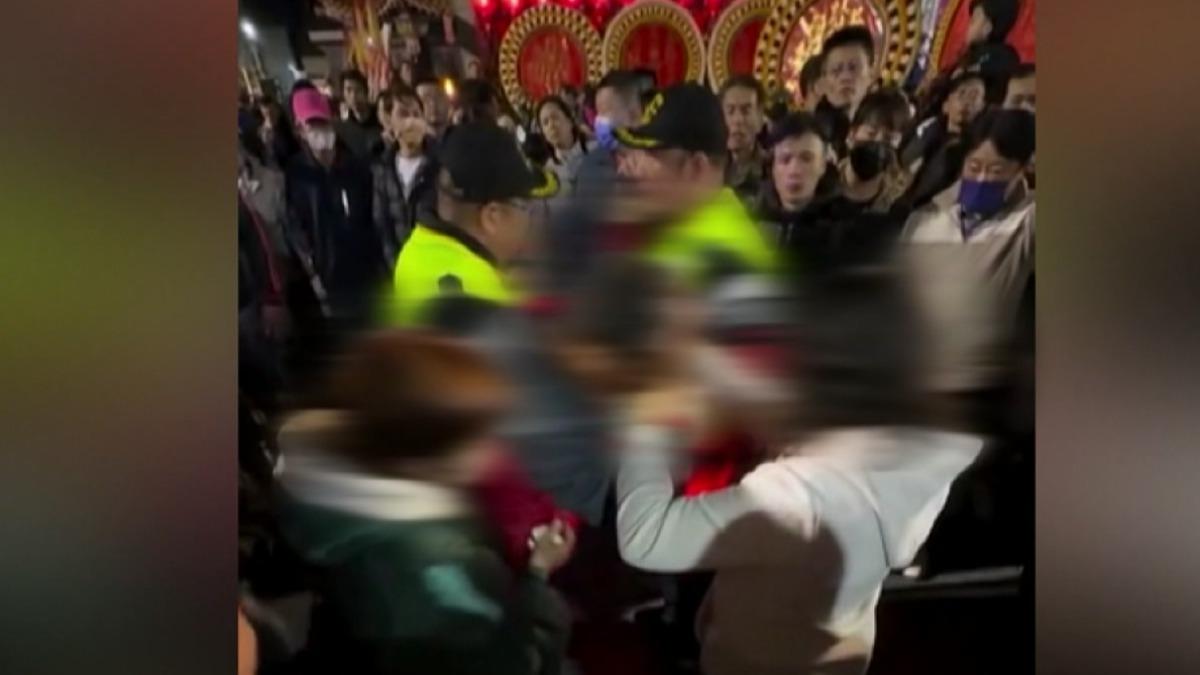 台南宮廟舉辦遶境活動時，施放高空煙火時疑似有未爆彈殼墜落，砸中一名男子頭部。（圖／翻攝臉書_霸告）