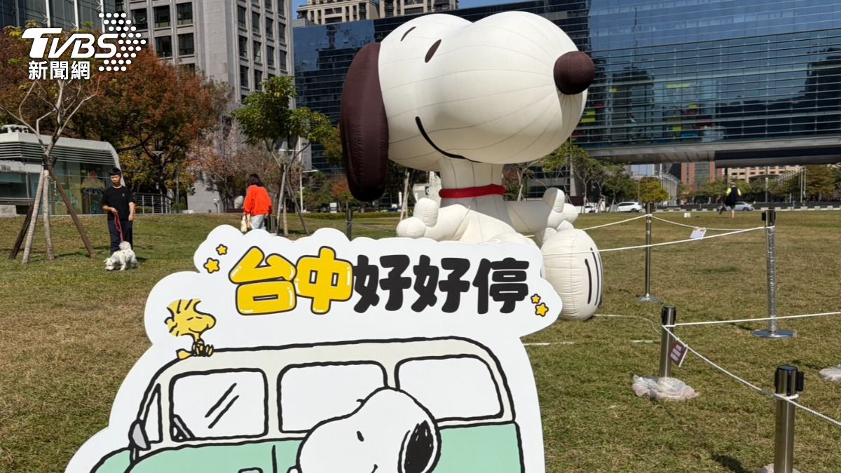 在台中市議會前綠地廣場展出3公尺高史努比與Olaf大型氣偶。（圖／林冠丞攝）
