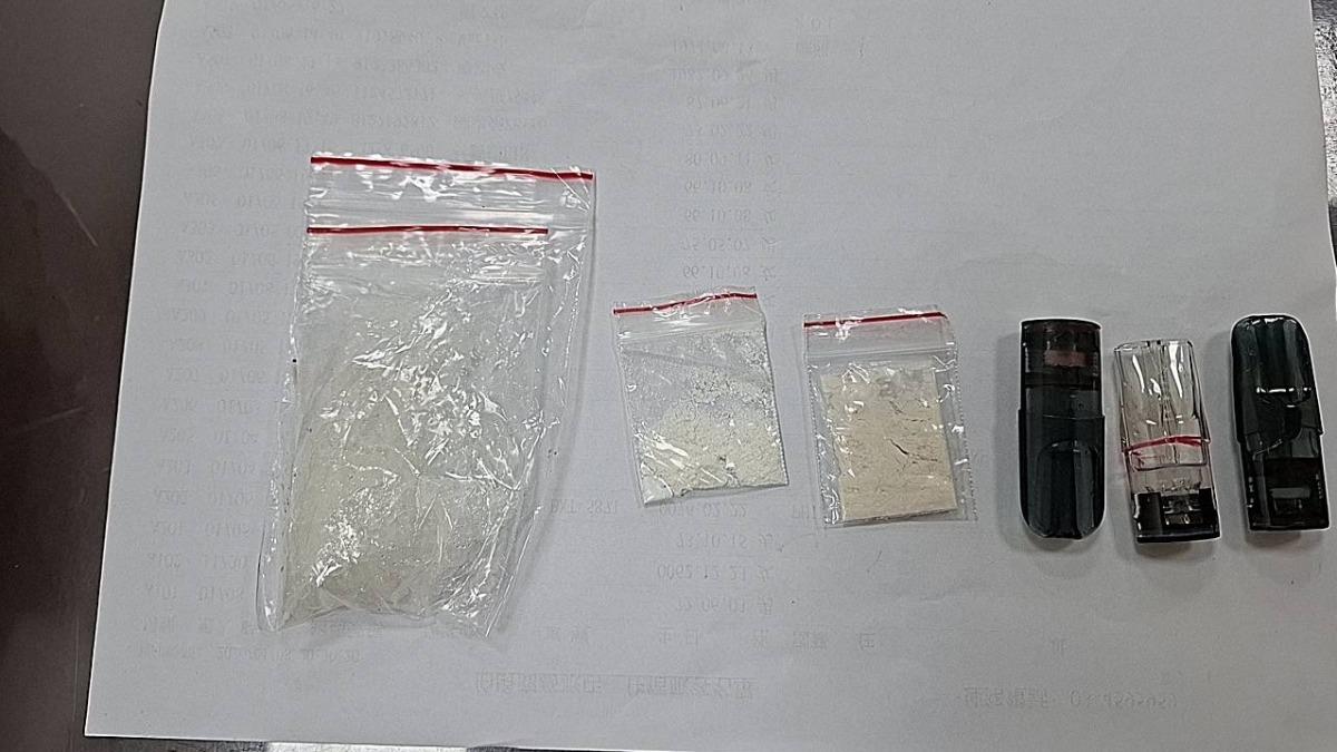 警方車上搜出海洛因，安非他命，菸彈等毒品。（圖／警方提供）