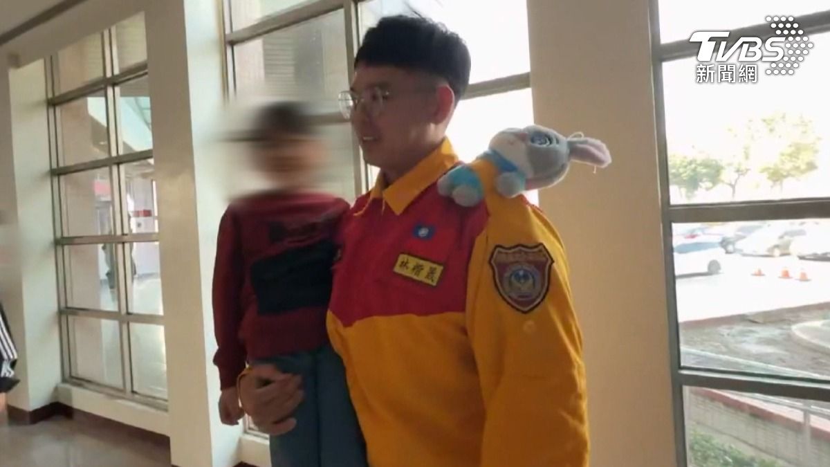 花蓮馬太鞍溪溢堤受困女童小沂,在媽媽陪同下特地從花蓮前往屏東,表達感謝之情。(圖/TVBS)