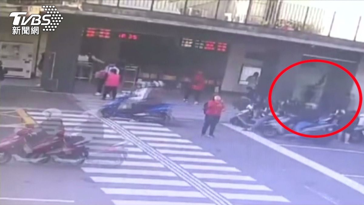 彰化火車站驚見持刀挾持!男掐移工脖子 自稱「主持正義。(圖/TVBS)