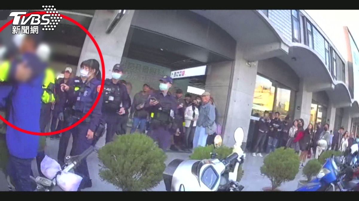 彰化火車站驚見持刀挾持!男掐移工脖子 自稱「主持正義。(圖/TVBS)