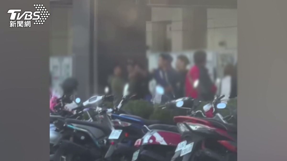 男持刀挾持移工 自稱「主持正義」。(圖/TVBS)