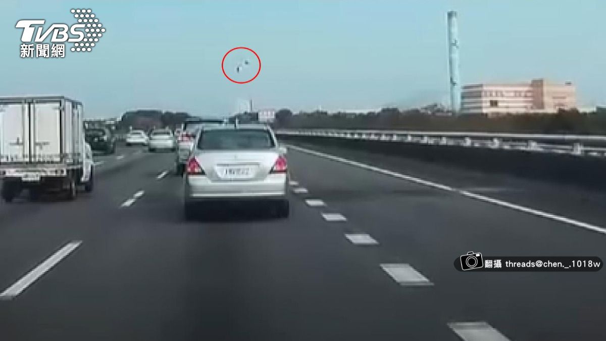 飛來橫禍!國1后里段驚見疑空拍機墜落 砸中車畫面曝。(圖/畫面翻攝 threads@chen._.1018w)