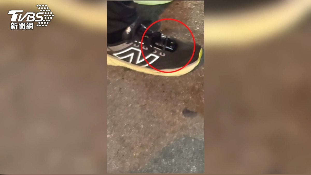 逢甲驚見偷拍狼!球鞋綁攝影機「伸腳拍裙底」 男友機警反蒐證。(圖/TVBS)