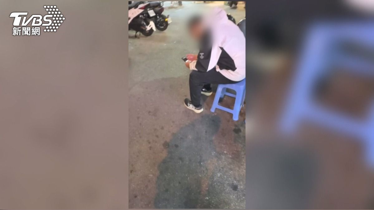 逢甲驚見偷拍狼!「鞋綁攝影機」拍裙底。(圖/TVBS)