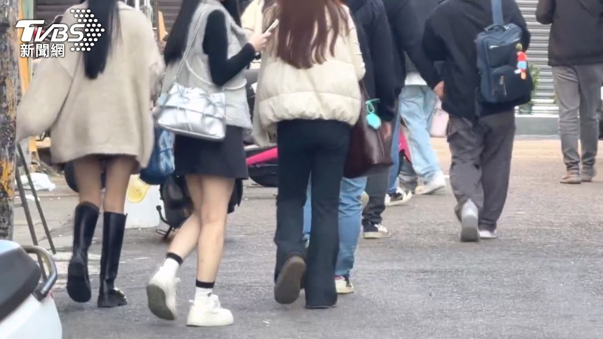逢甲驚見偷拍狼!「鞋綁攝影機」拍裙底。(圖/TVBS)
