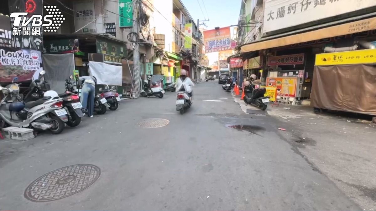 逢甲驚見偷拍狼!「鞋綁攝影機」拍裙底。(圖/TVBS)
