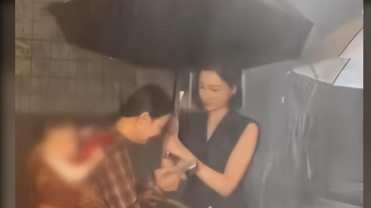 大陸短劇拍攝現場，劇組在低溫雨戲中，讓女演員背著的嬰兒長時間淋雨拍攝，引發大量網友痛批根本是虐嬰。（圖／網路）