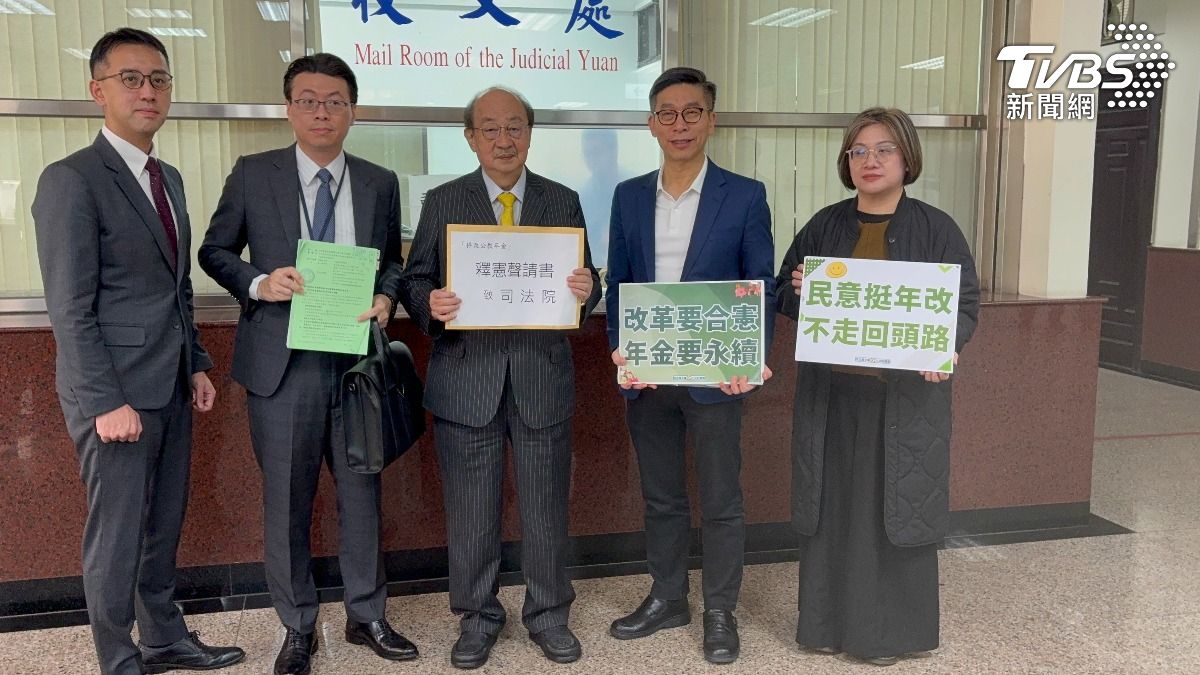立院停砍公教年金法案，民進黨團到司法院聲請釋憲及暫時處分。（圖／潘千詩攝）