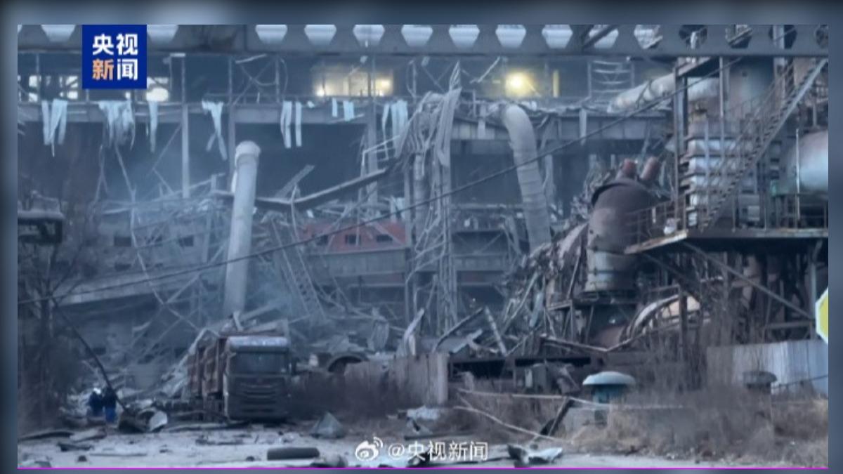 大陸內蒙古包頭市當地氣溫僅零下20度,救難人員在嚴寒中艱難搜救,目前已知造成2人死亡、8人失聯、84人受傷送醫。(圖/大陸央視)